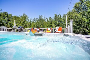 Embrace the healing powers of hydrotherapy in our premium swimming spa