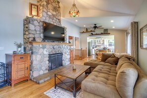 Living Room | 2-Story Cabin | Pet Friendly w/ Fee