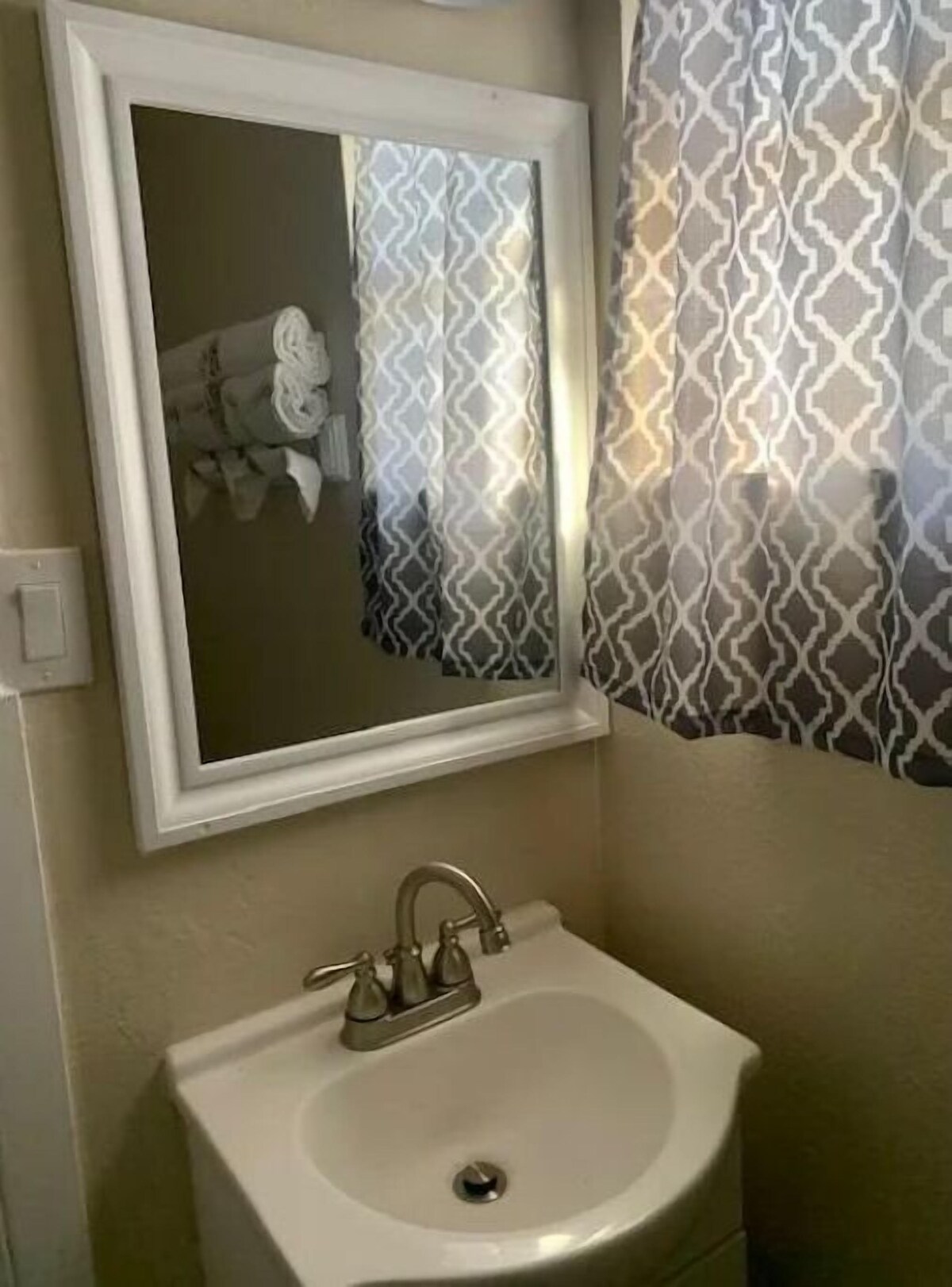 Newly Renovated Bungalow thats Located within Walking Distance of Martinez Lake!