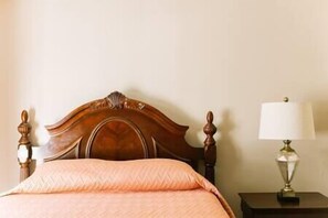 Bedroom. Queen Bed