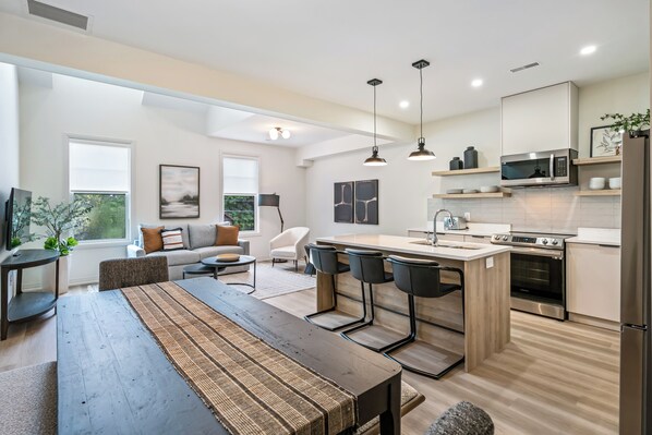 Welcome to Vineyard Square! Located in the heart of St. Davids, NOTL.
