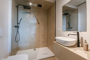 Bathroom with walk-in rainshower