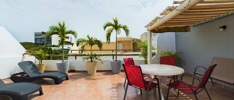 The rooftop terrace is a vast terrace with ample space and equipped with sun loungers and a outside dining area