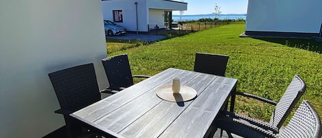 Die große Südost-Terrasse lädt zum Frühstück mit Seeblick ein.