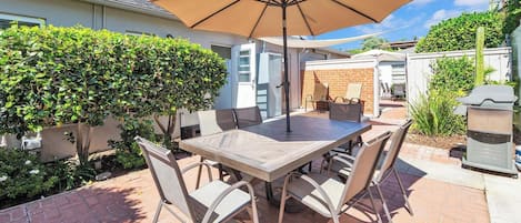 Back patio: BBQ, seating for 6, beach gear.