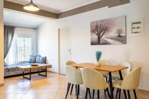 Spacious - Dinning area