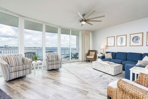 2 Caribe 305C Living Room
