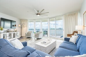 1 Caribe 305C Living Room