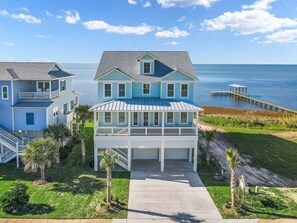 Welcome to your home away from home! - Front entrance and driveway. Able to accommodate several vehicles. Pointe West Vacation