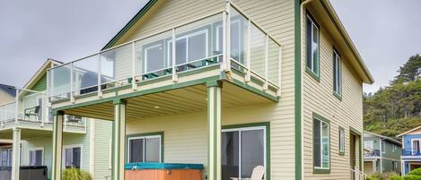 Gold Beach Vacation Rental | 3BR | 3.5BA | Steps Required | 1,992 Sq Ft