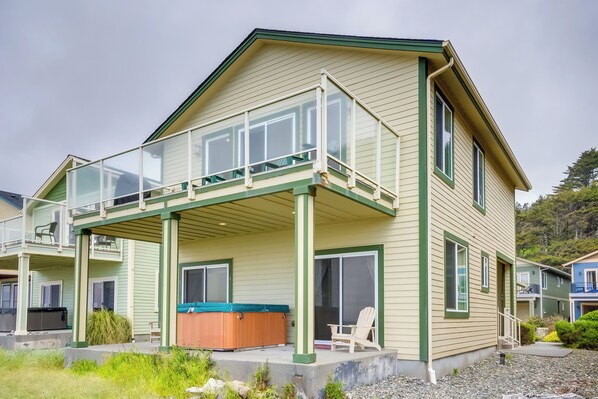 Gold Beach Vacation Rental | 3BR | 3.5BA | Steps Required | 1,992 Sq Ft