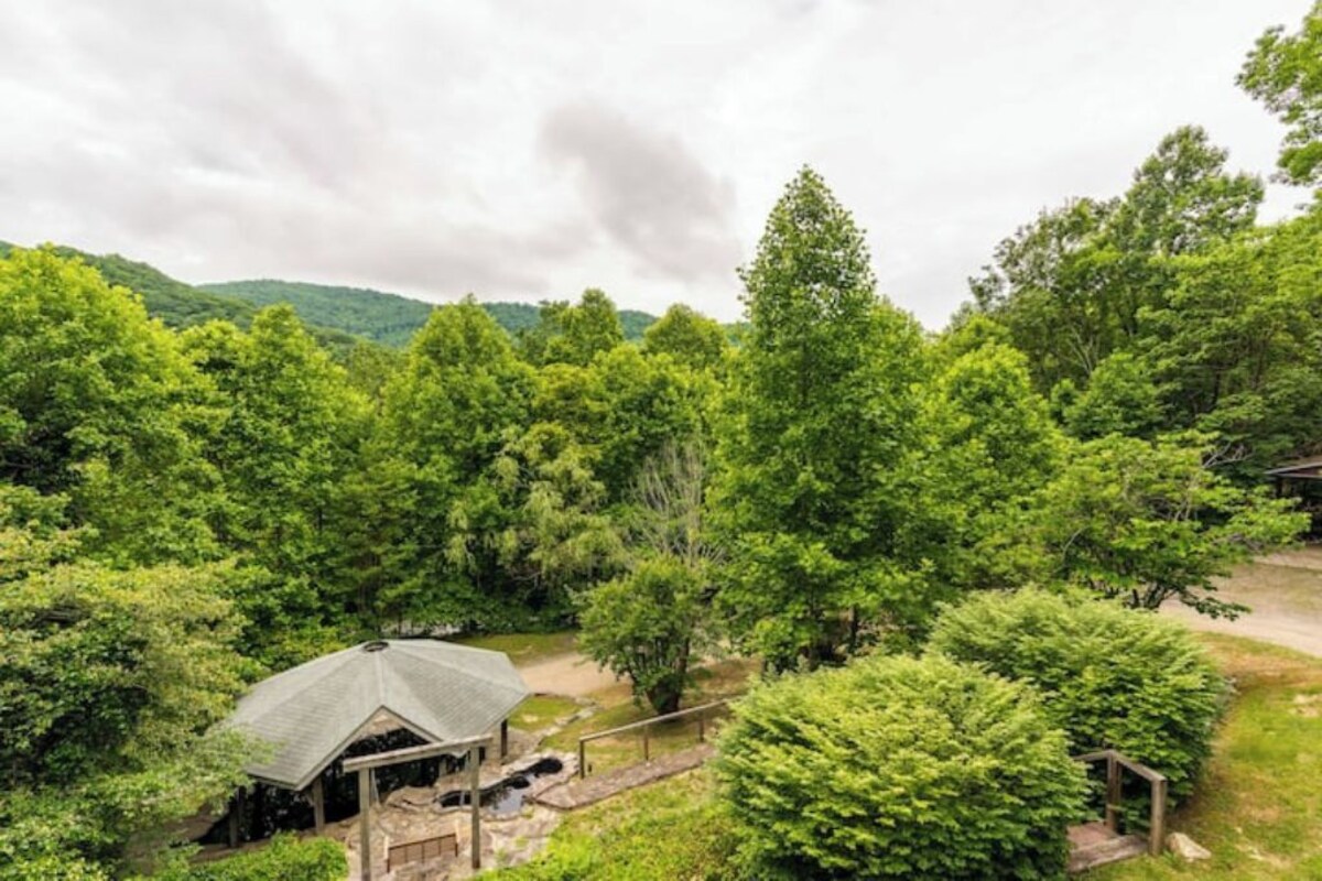 Asheville Log Cabin w/ Year-Round Mountain Views!