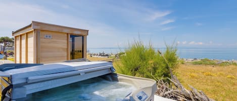 Bañera de hidromasaje al aire libre