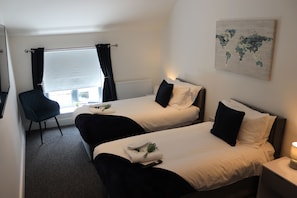 Fully serviced Bedroom, Zip link Beds, 2x single or 1x double