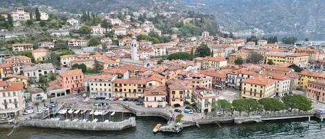 Foto da drone della costa di Menaggio