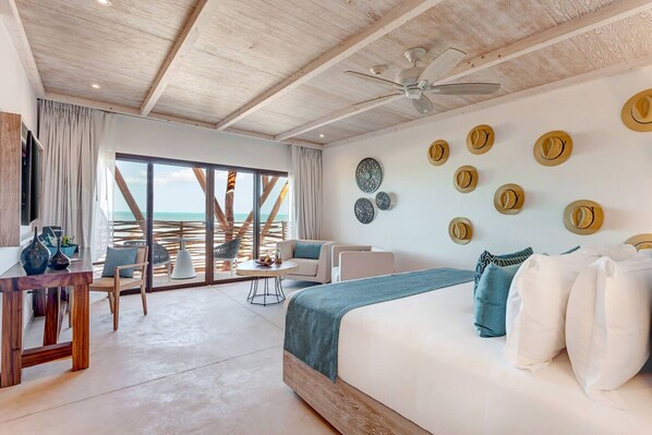 Unit with 1 King size bed. Exact unit will be assigned upon arrival. Views, colors and decor may vary.