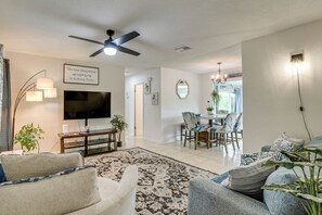 Living Room | Free WiFi | Smart TV | Central Heating & A/C | Double Sleeper Sofa