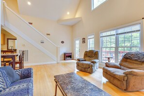 Living Room | Central A/C | Free WiFi | Smart TV