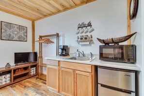 Kitchenette | Single Story | Trash Bags & Paper Towels Provided