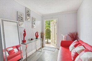 Sitting Area | Single-Story Home | Central Air Conditioning