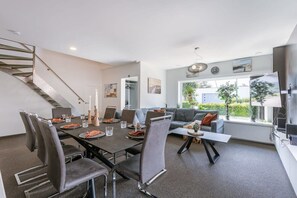 Open livingroom with diningarea