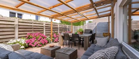 Covered terrace with lounge and diningtable