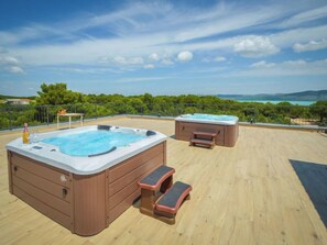 Bañera de hidromasaje al aire libre