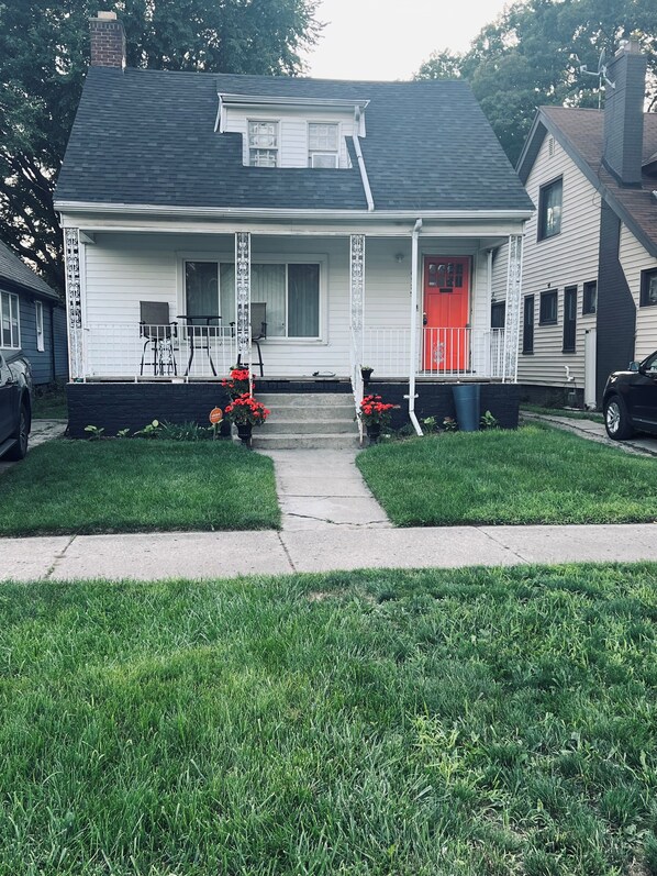 Front Entrance and porch seating