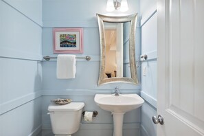 Sailmaker 901 Guest Bathroom #2