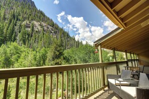 Beautiful views of the rec path and Mount Royal from the private, covered deck.