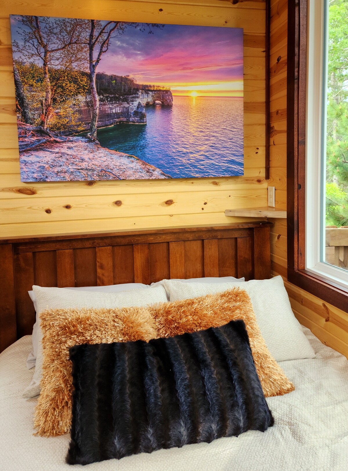 Near Pictured Rocks and trails, access to AuTrain river, with private hot tub