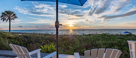Enjoy an evening of sitting on the patio, gazing at the tranquil beach view.
.