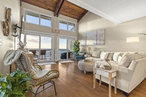 Boho Beach Living: Gulf Views, Vibrant Decor, Cozy Vibes  