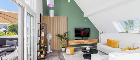 offenes Wohnzimmer mit Ambilight, 58 Zoll 4k Smart TV, inkl. Netflix & co.