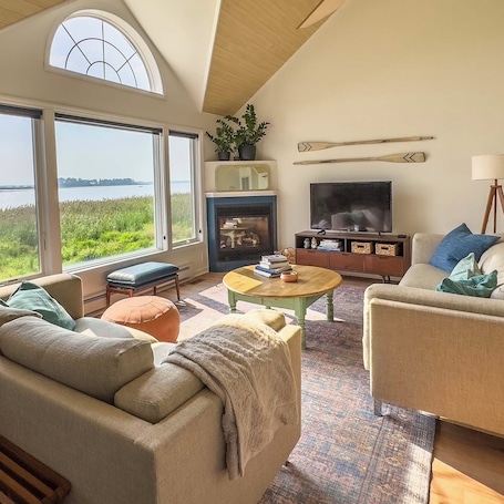 This house has a great layout to both have your privacy and gather together.