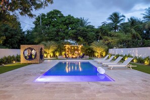 Welcome to GlamHomes. Enjoy this wonderful Villa with a fantastic backyard!