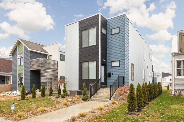 The Modern Retreat | Private Home in Fountain Square