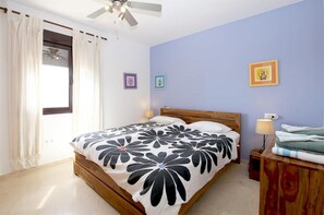 Modern master bedroom with air conditioning and super king-size bed (190x200cm)
