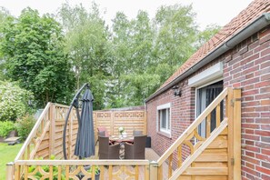 Eine wunderschöne Terrasse lädt zum Verweilen ein.