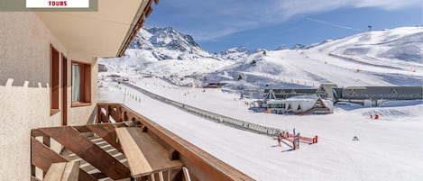 Vue sur école de ski depuis le balcon