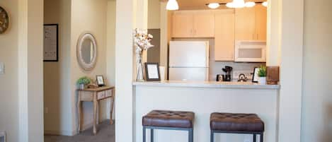 Bar Top counter with 2 Bar Stools