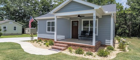 Sweet Southern Home- Front exterior