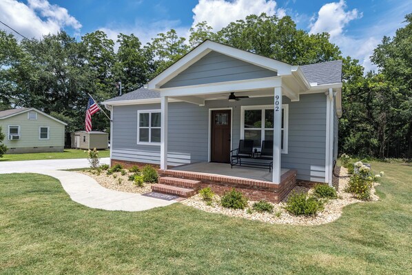 Sweet Southern Home- Front exterior