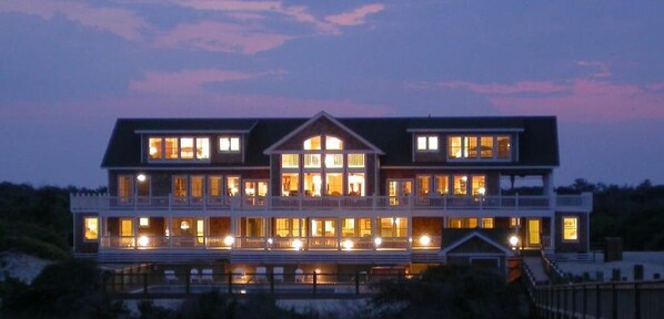 Experience the perfect stay in luxury and comfort at The Mark Twain.