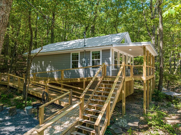 Optional No-Stairs Entrance | Electric Fireplace | Double Hammock | BBQ Grill | Fire Pit | Hiking Trail | Dog Friendly | Wi-Fi | Sleeps up to 6