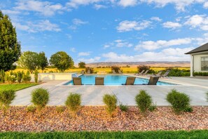Stunning pool with built in spa and views!