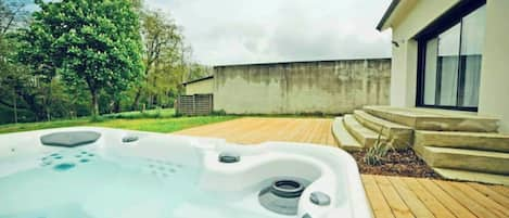 Outdoor spa tub