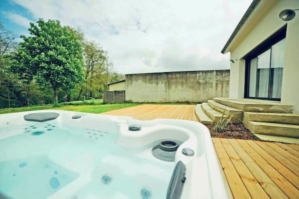 Outdoor spa tub