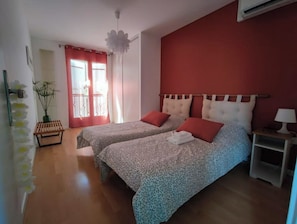 Chambre 2 avec lit 160 séparable en 2 lits simples, avec placard