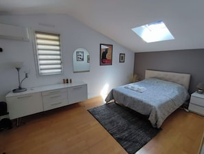 Chambre 3 mansardée avec lit 140 et grand placard